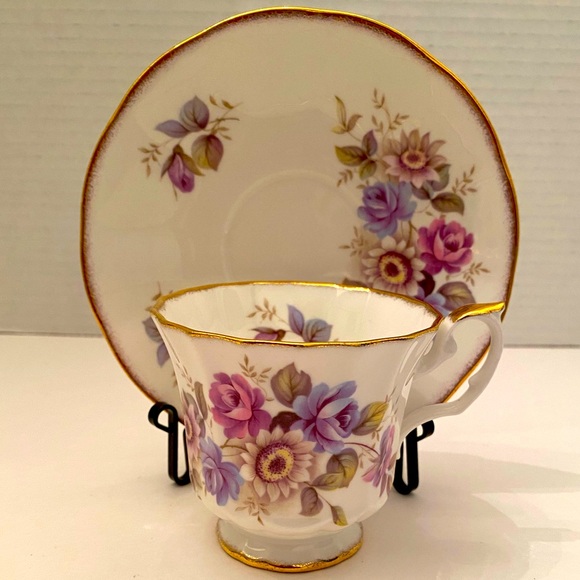 Vtg Elizabethan Bone China Teacup and Saucer in Purple and Lavender Flowers - Picture 1 of 7